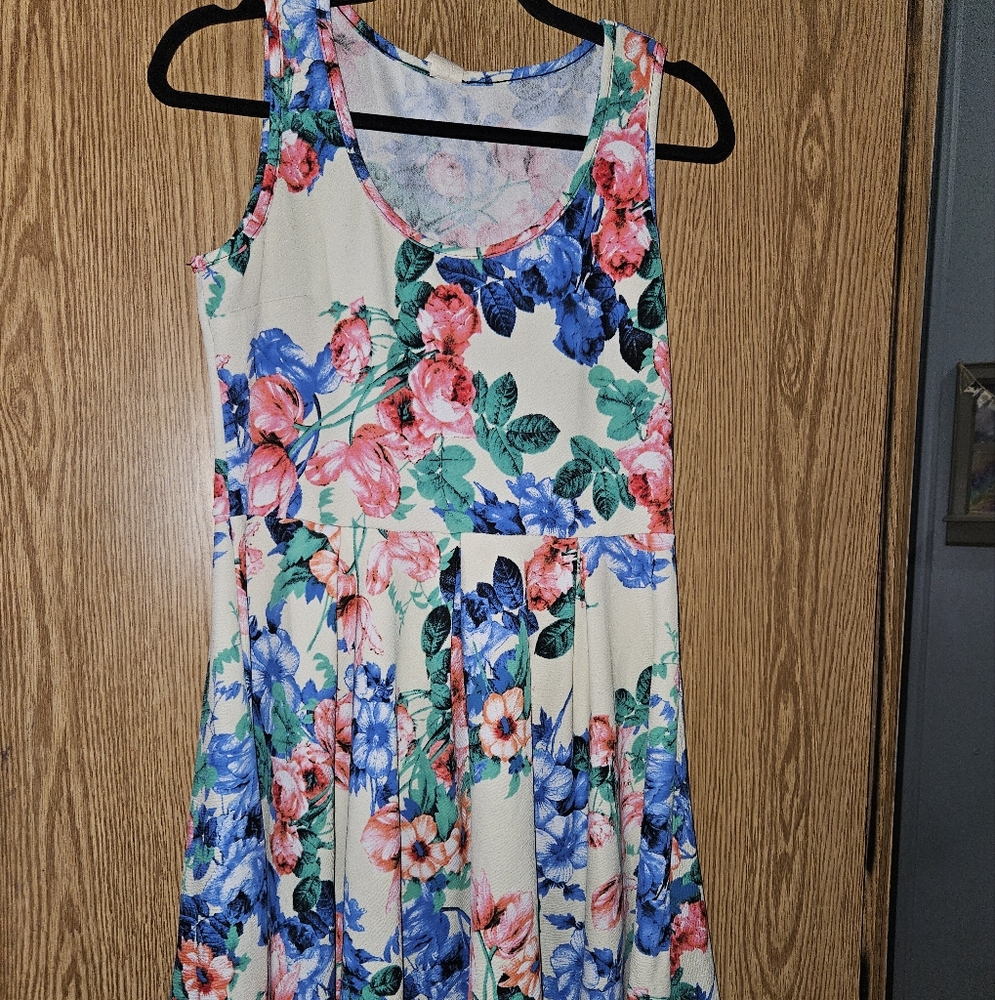 White mark floral flattering dress